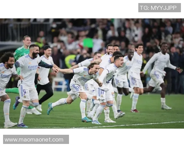 曼城与曼联激战正酣比分揭晓引发球迷热议与期待